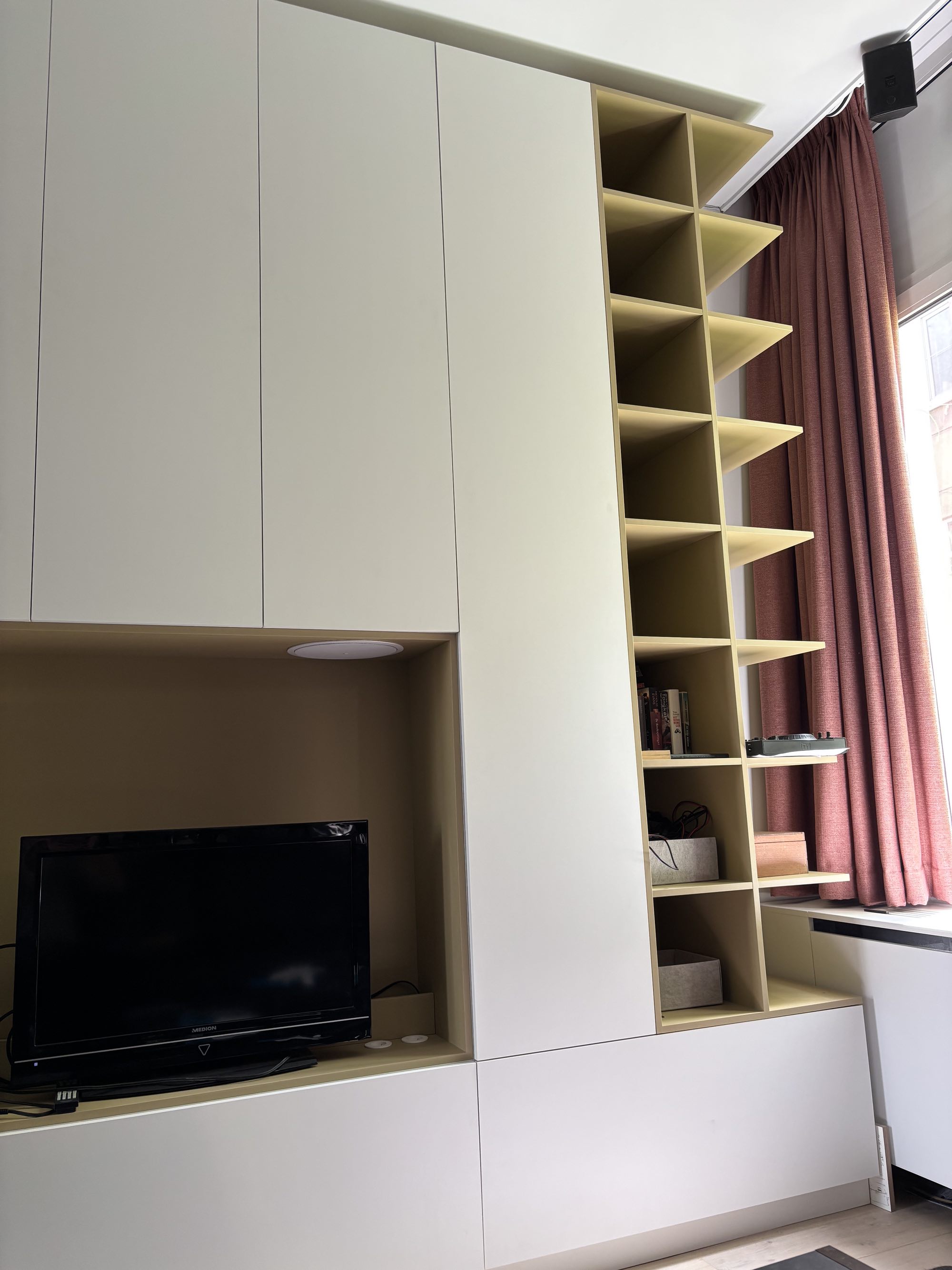 Inbouwkast met tv-meubel