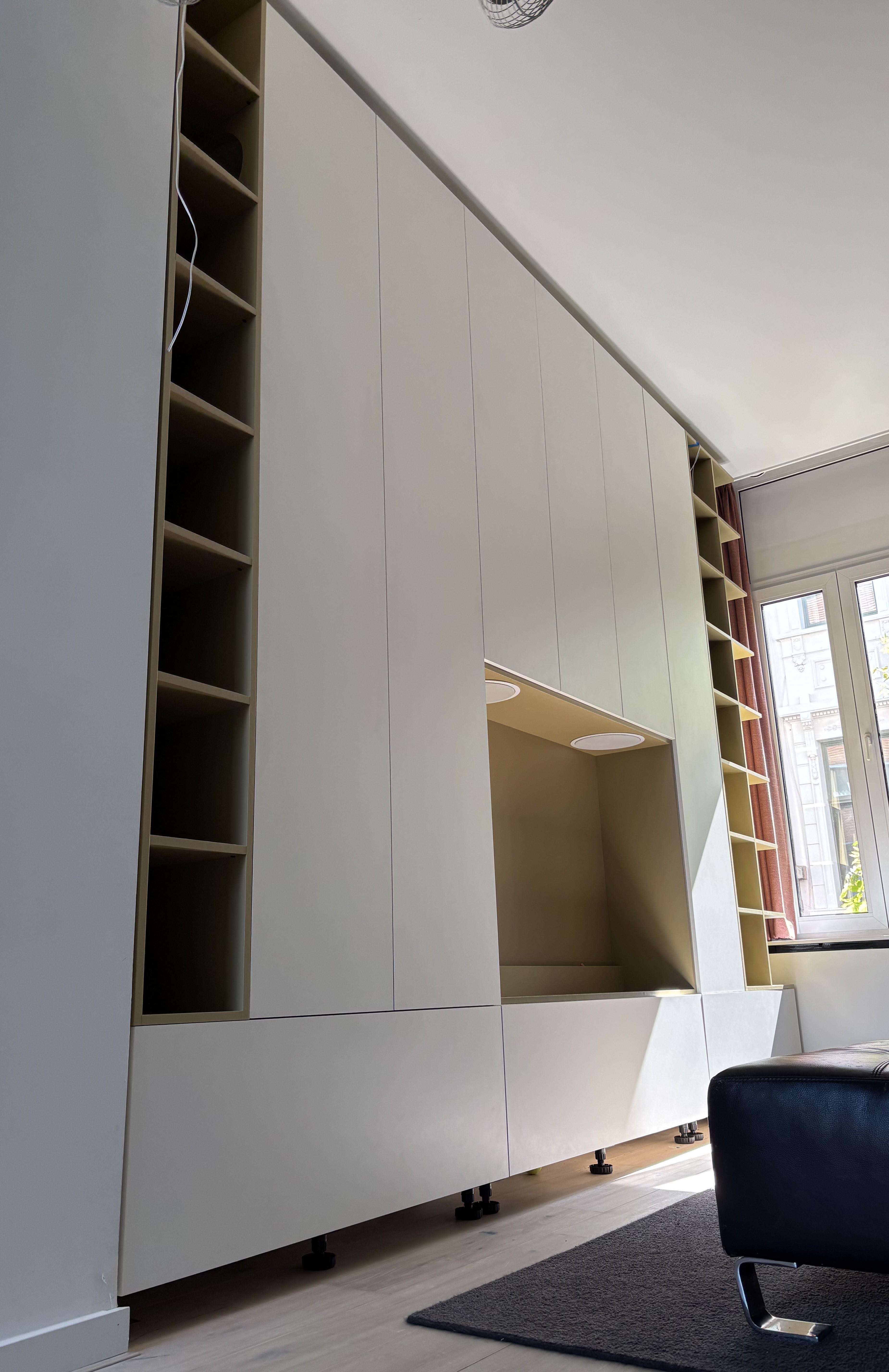 Inbouwkast met tv-meubel