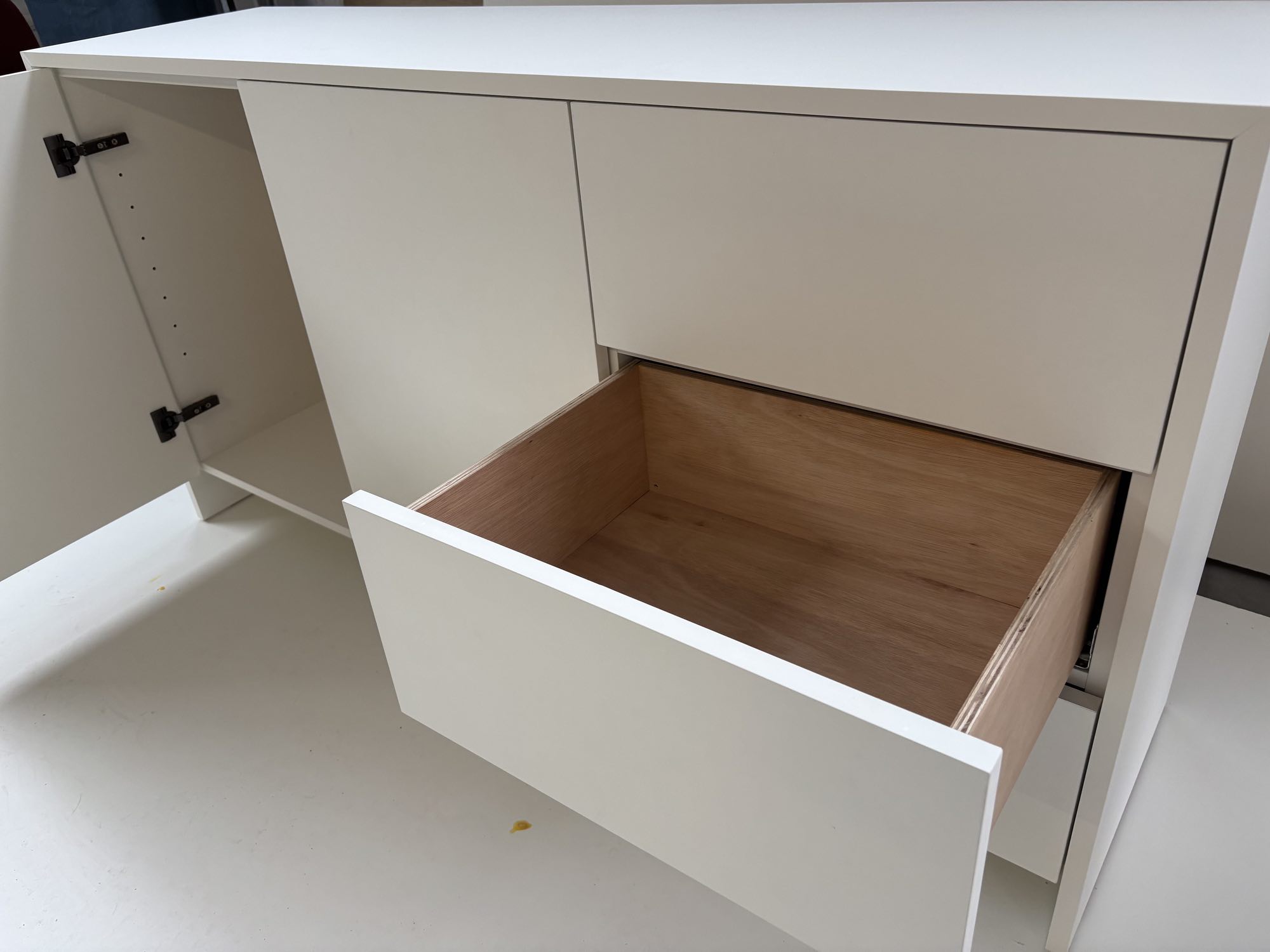 Bureaukast wit met afwerking in eiken