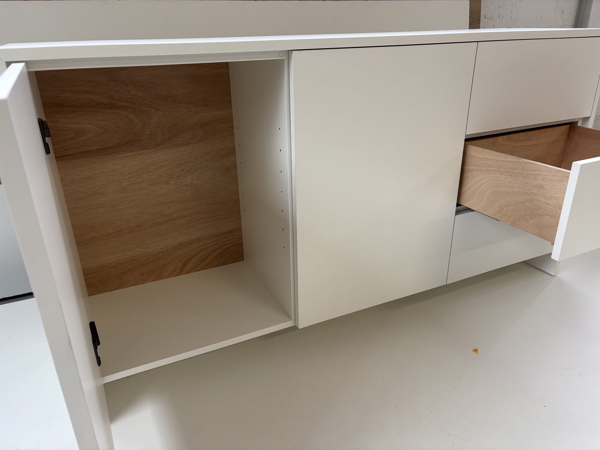 Bureaukast wit met afwerking in eiken