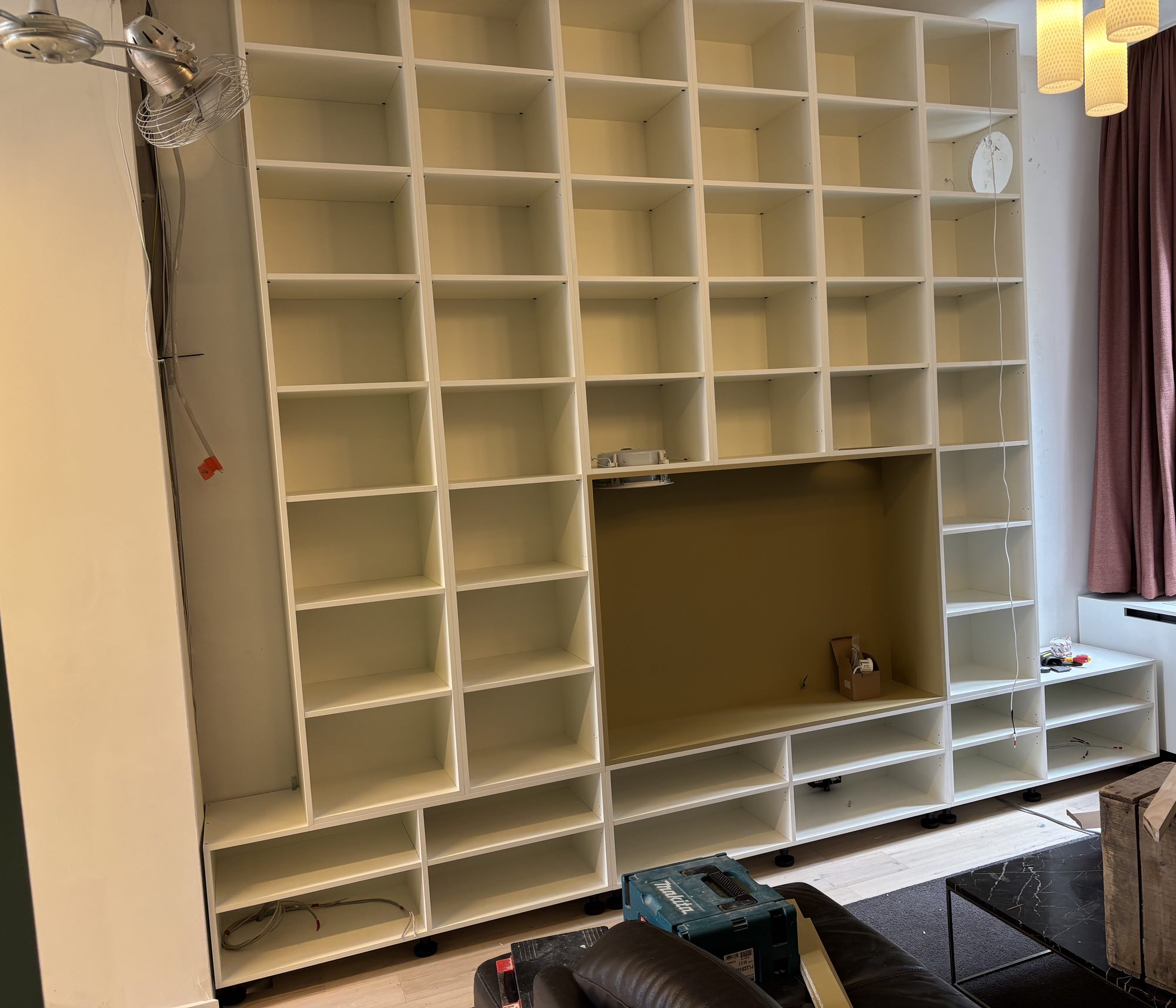 Inbouwkast met tv-meubel