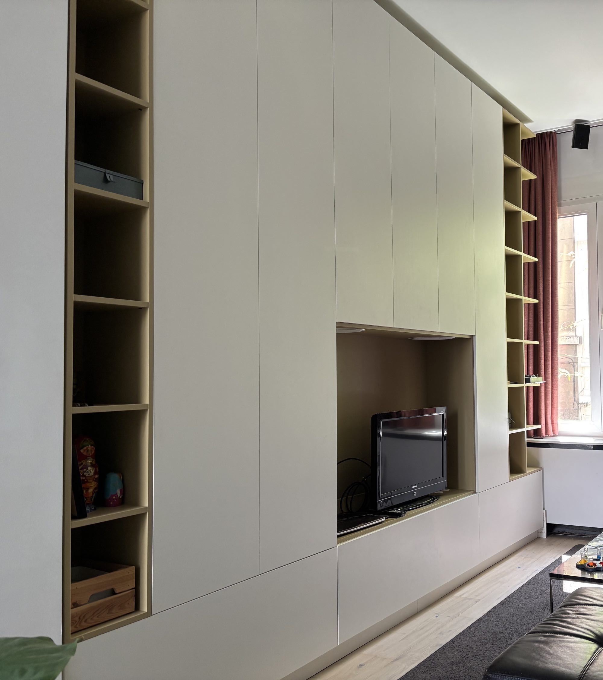 Inbouwkast met tv-meubel